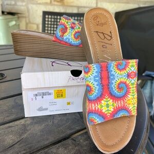 Slip on sandal groove tie die NIB